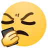 皱眉看手机